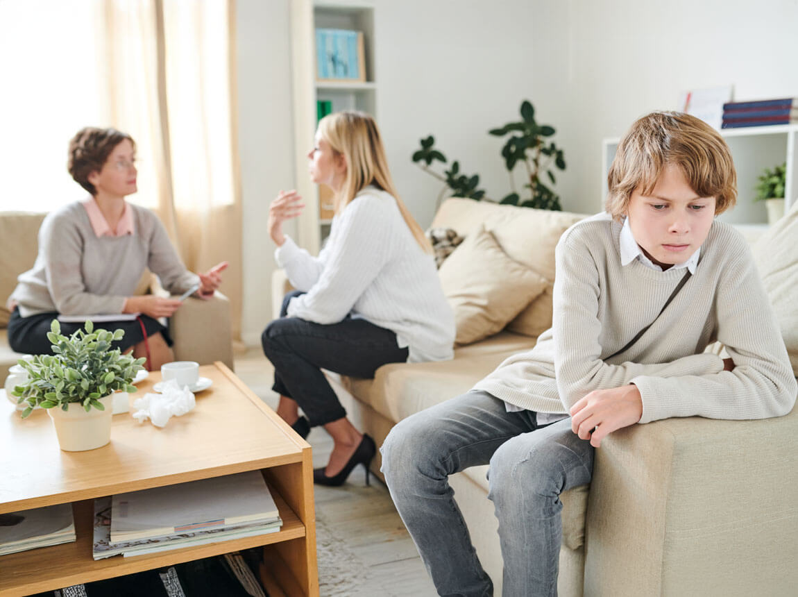 молодий хлопець з мамою у психолога