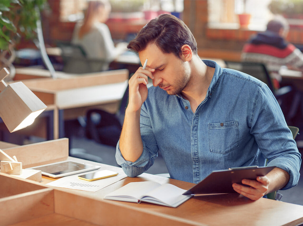 дефіцит вітаміну b12 - втомлена людина 