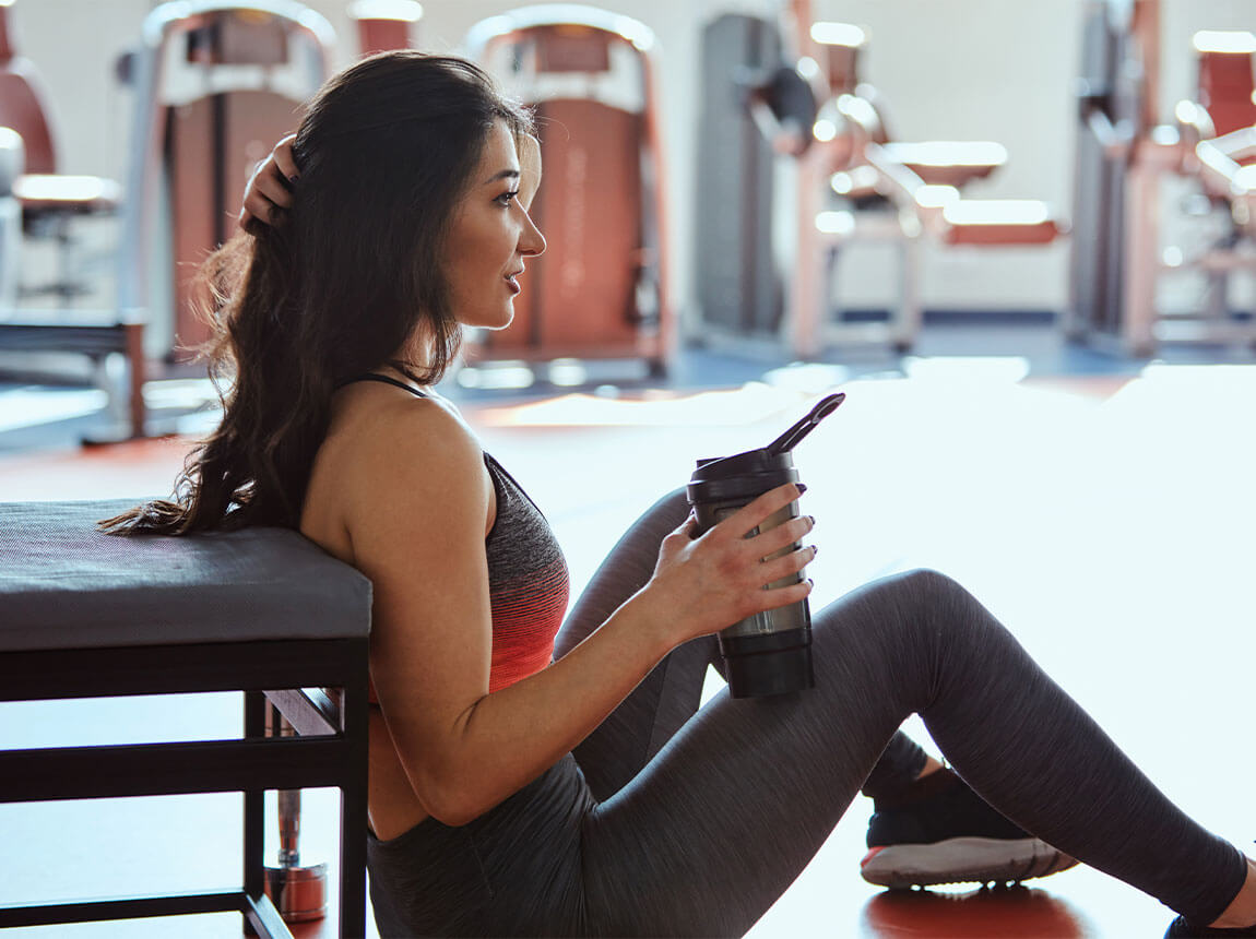 жінка з протеїновим коктейлем