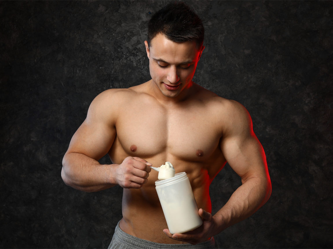 чоловік з протеїновою добавкою 