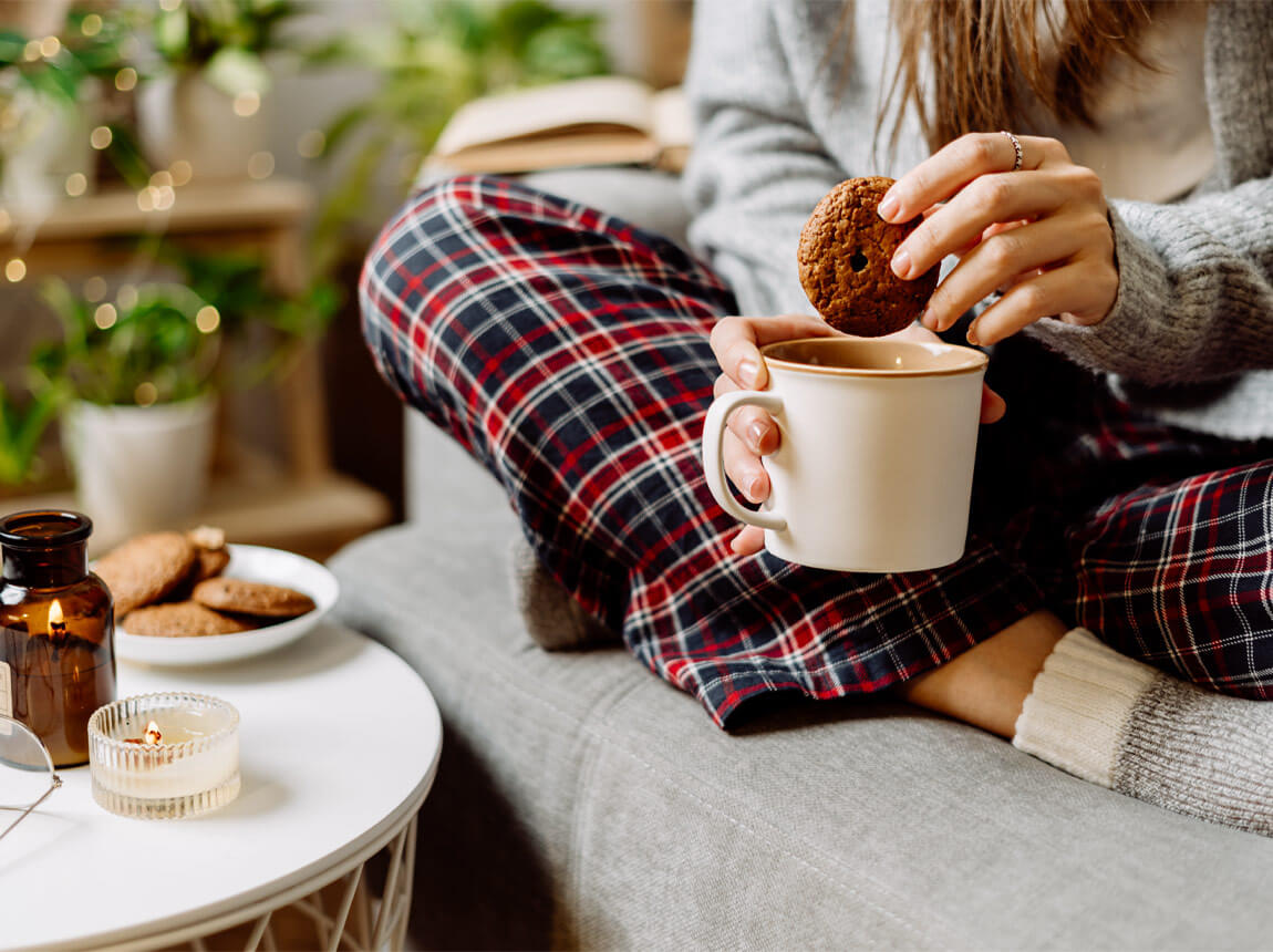 жінка з печивом - зима, підвищений апетит 