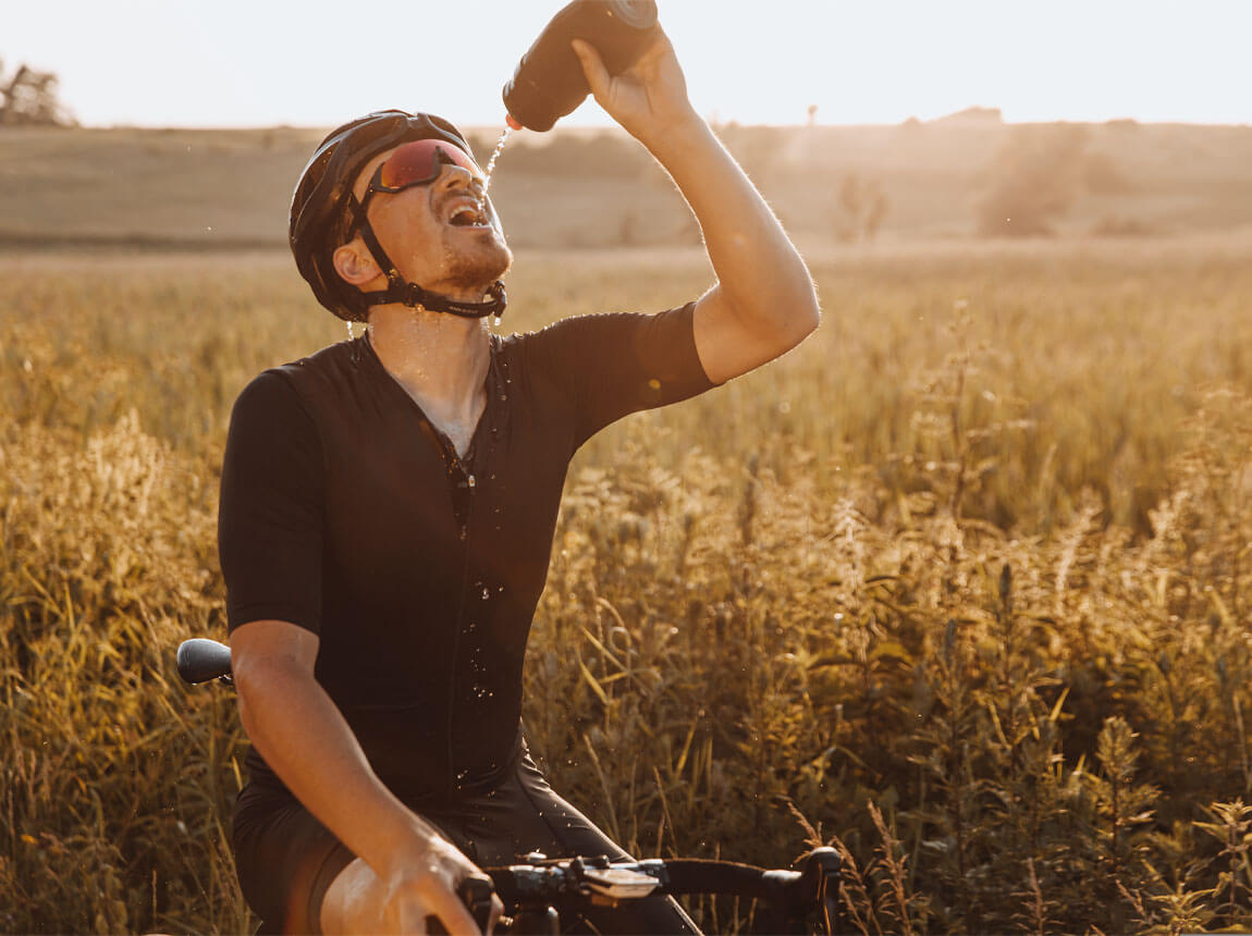 велосипедист з ізотонічним напоєм у спекотний день