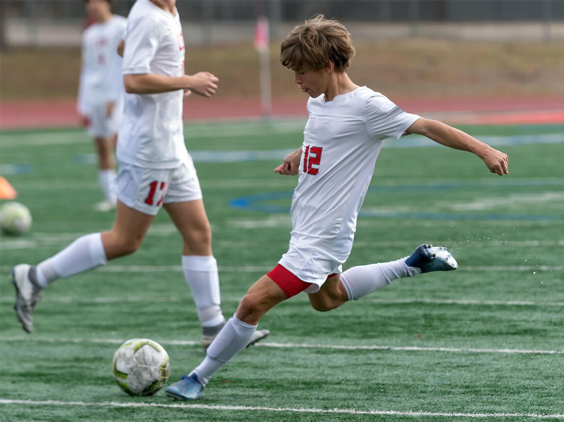 молодий футболіст, підліток, креатин