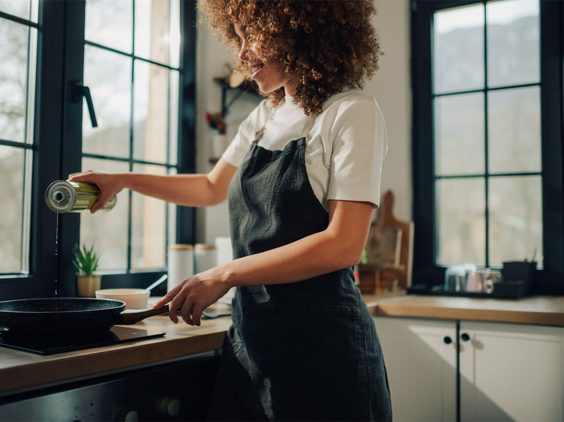 жінка - смаження на оливковій олії  