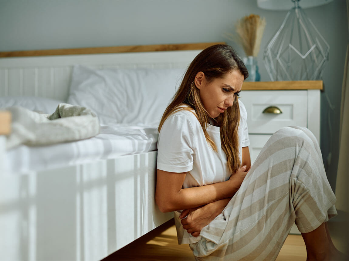 жінка - біль у животі, проблеми з травленням