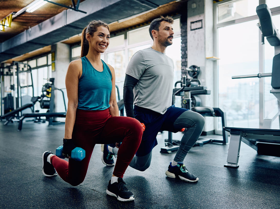 чоловік і жінка &mdash; тренування у спортзалі