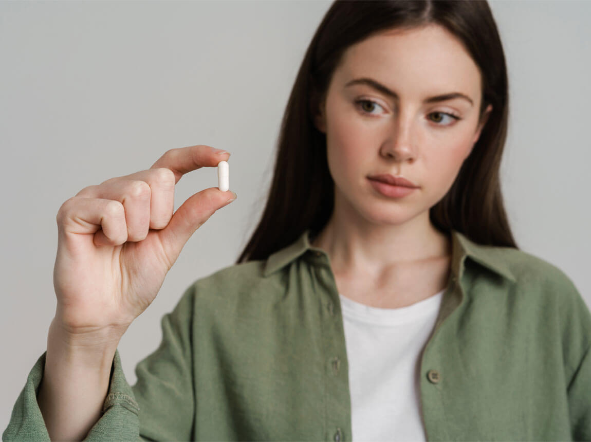 жінка з капсулою - цинк, селен