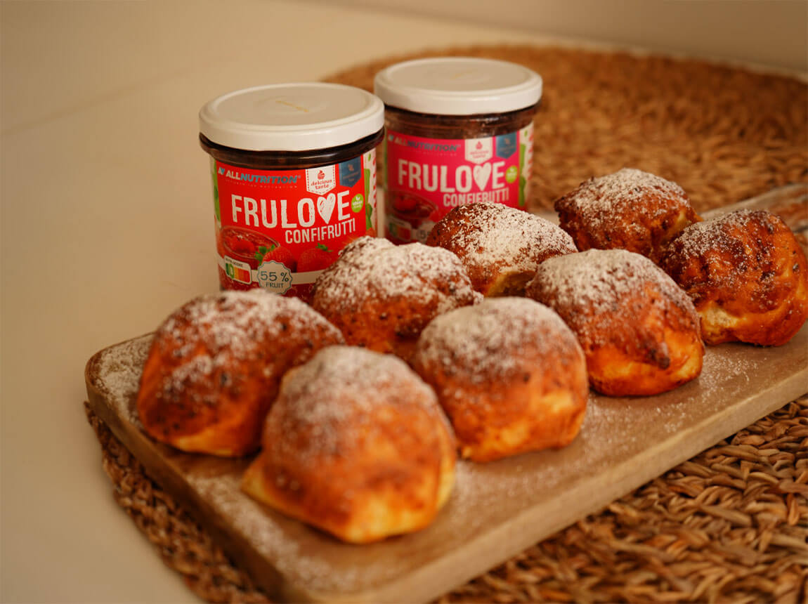 пончики з фритюрниці з малиновим варенням