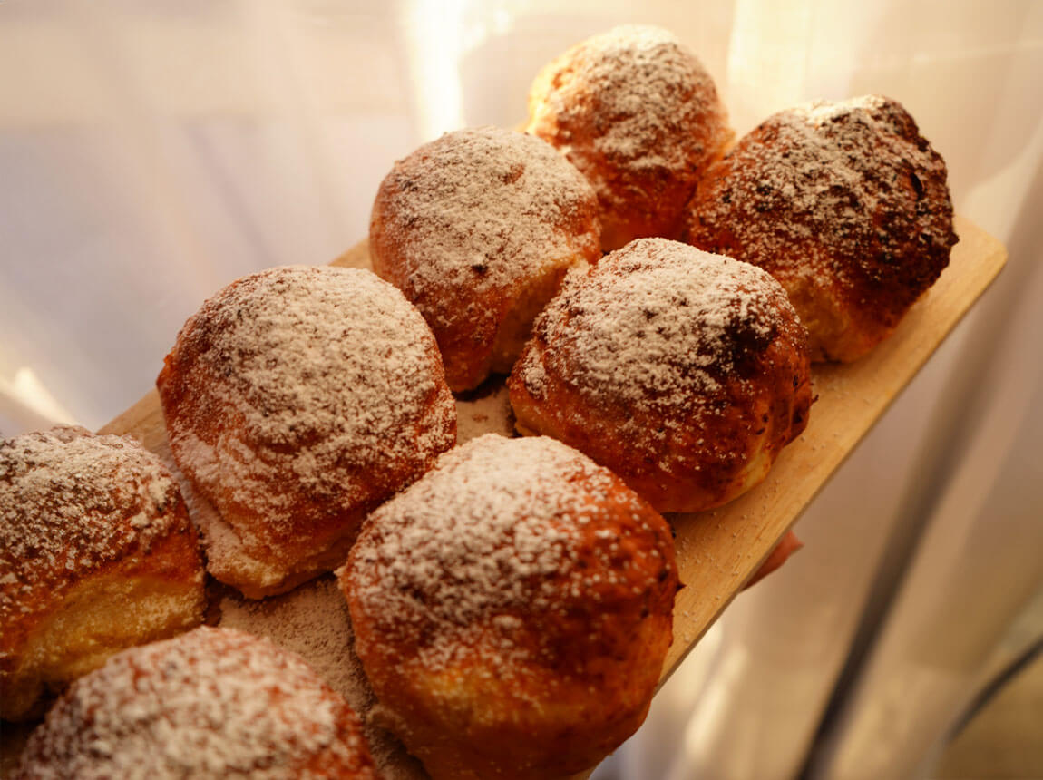 пончики з фритюрниці з малиновим варенням