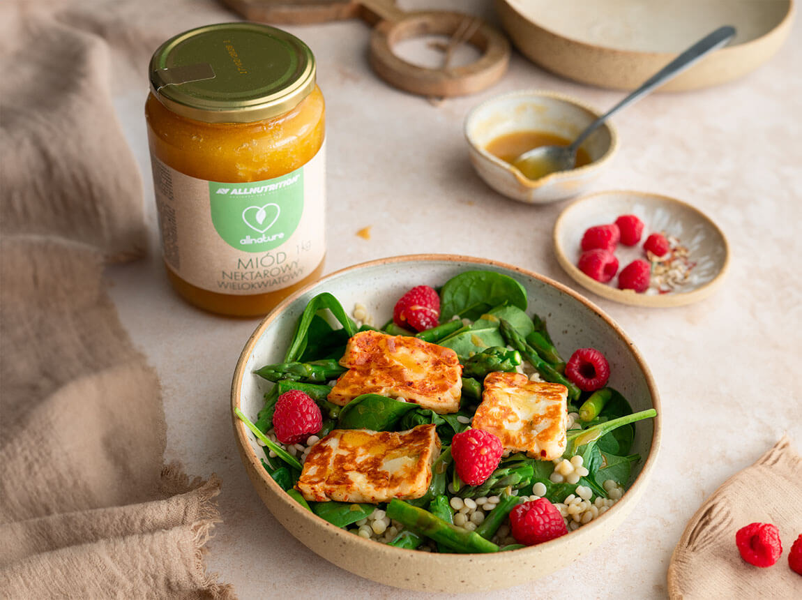 весняний салат зі спаржею, халлумі та малиною