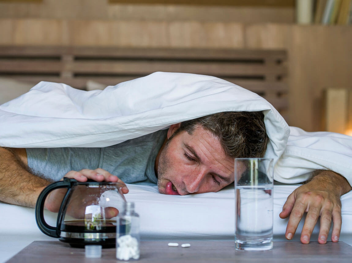 чоловік - похмілля після вечірки 