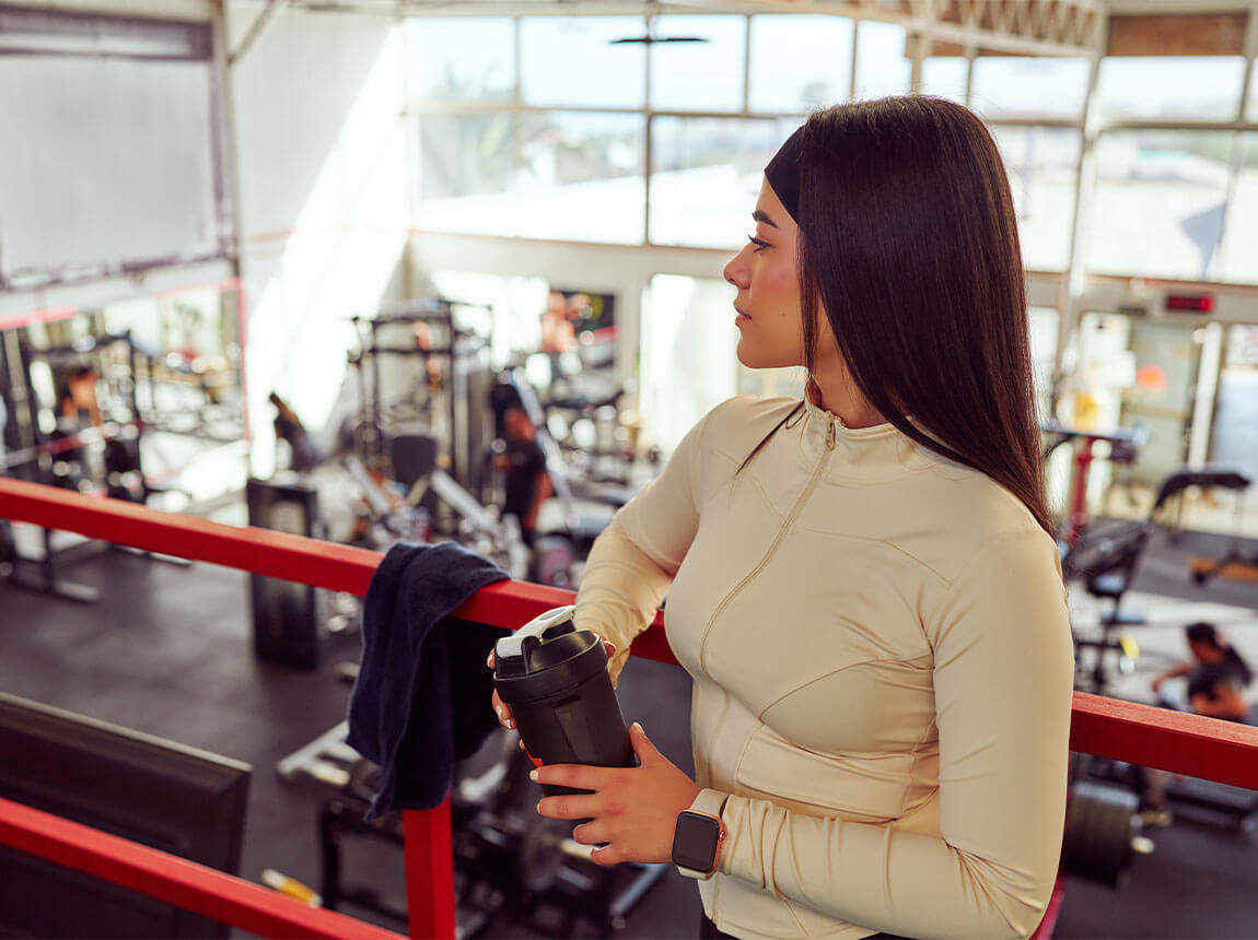 жінка з шейкером - креатин