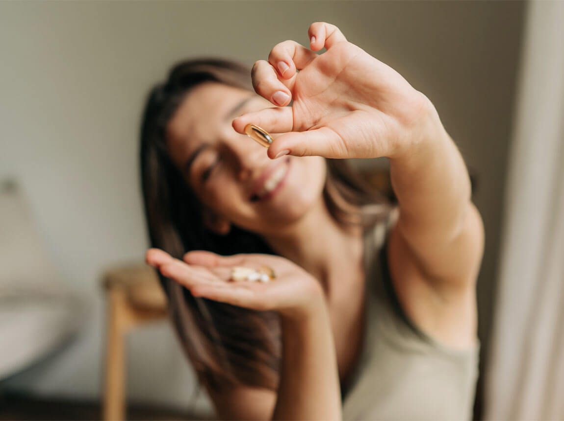 жінка з капсулою