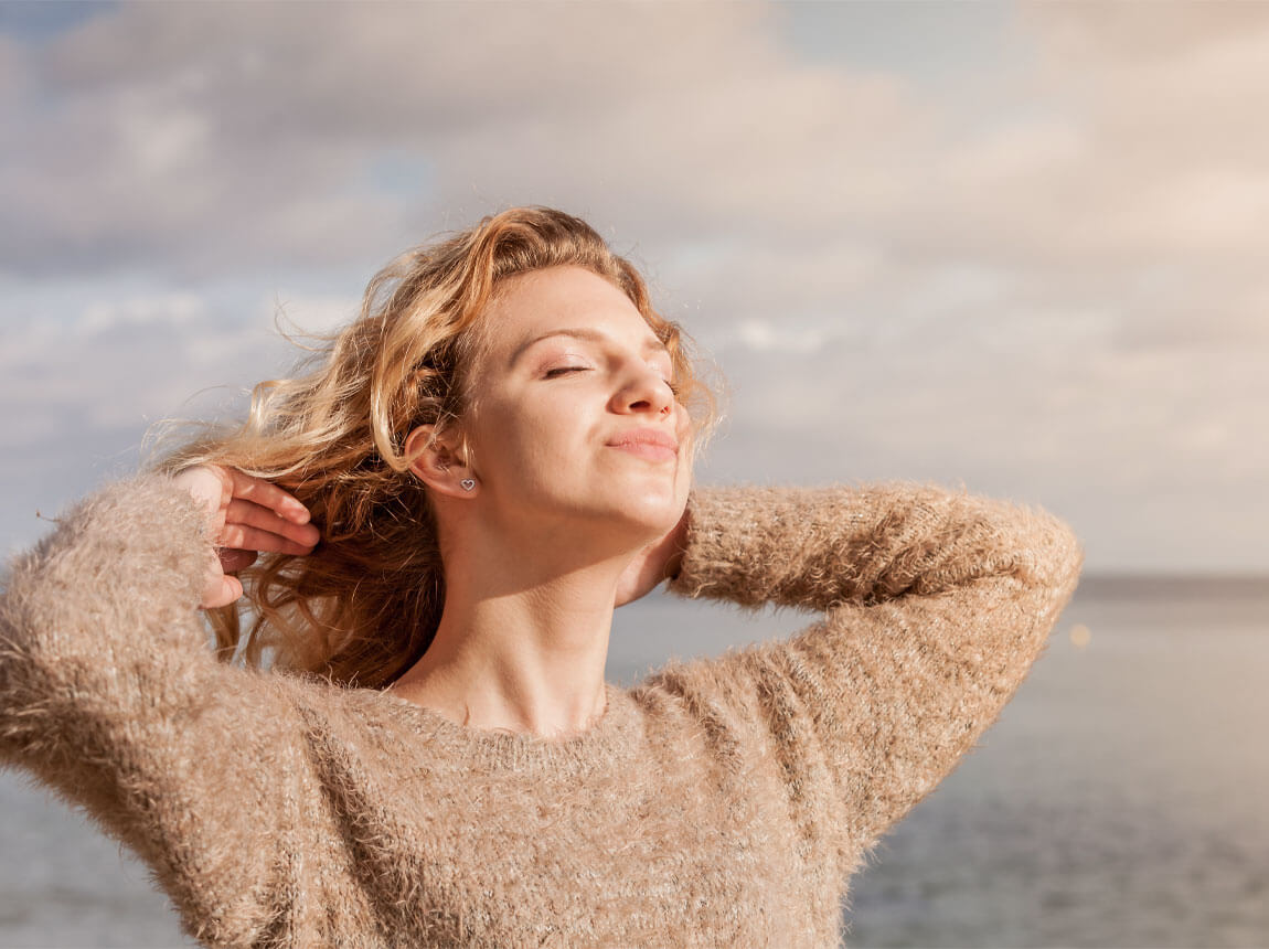 жінка - промені сонця