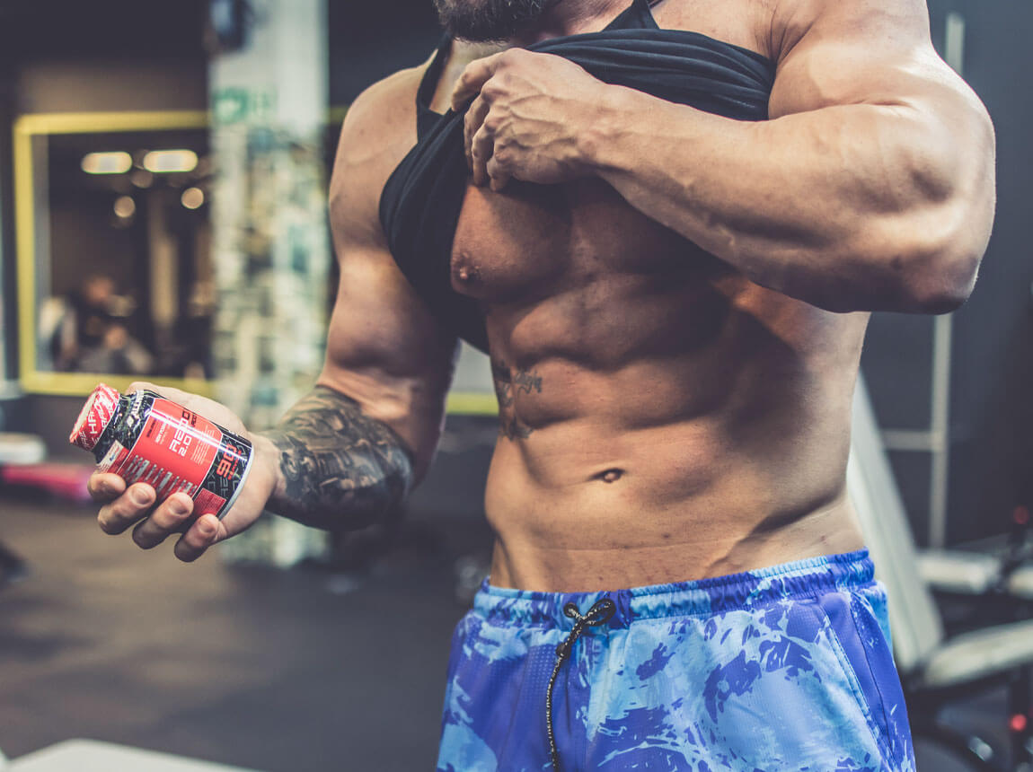 чоловік - рельєфні м'язи живота