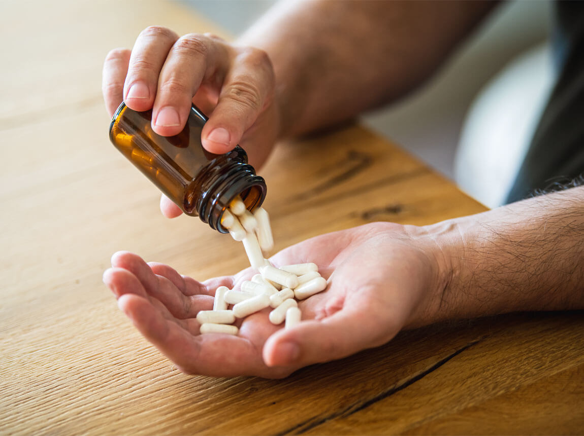 чоловік з капсулами мінералів