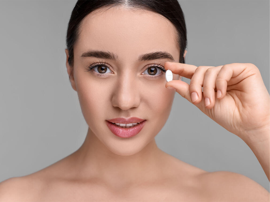 жінка з таблеткою вітаміну С