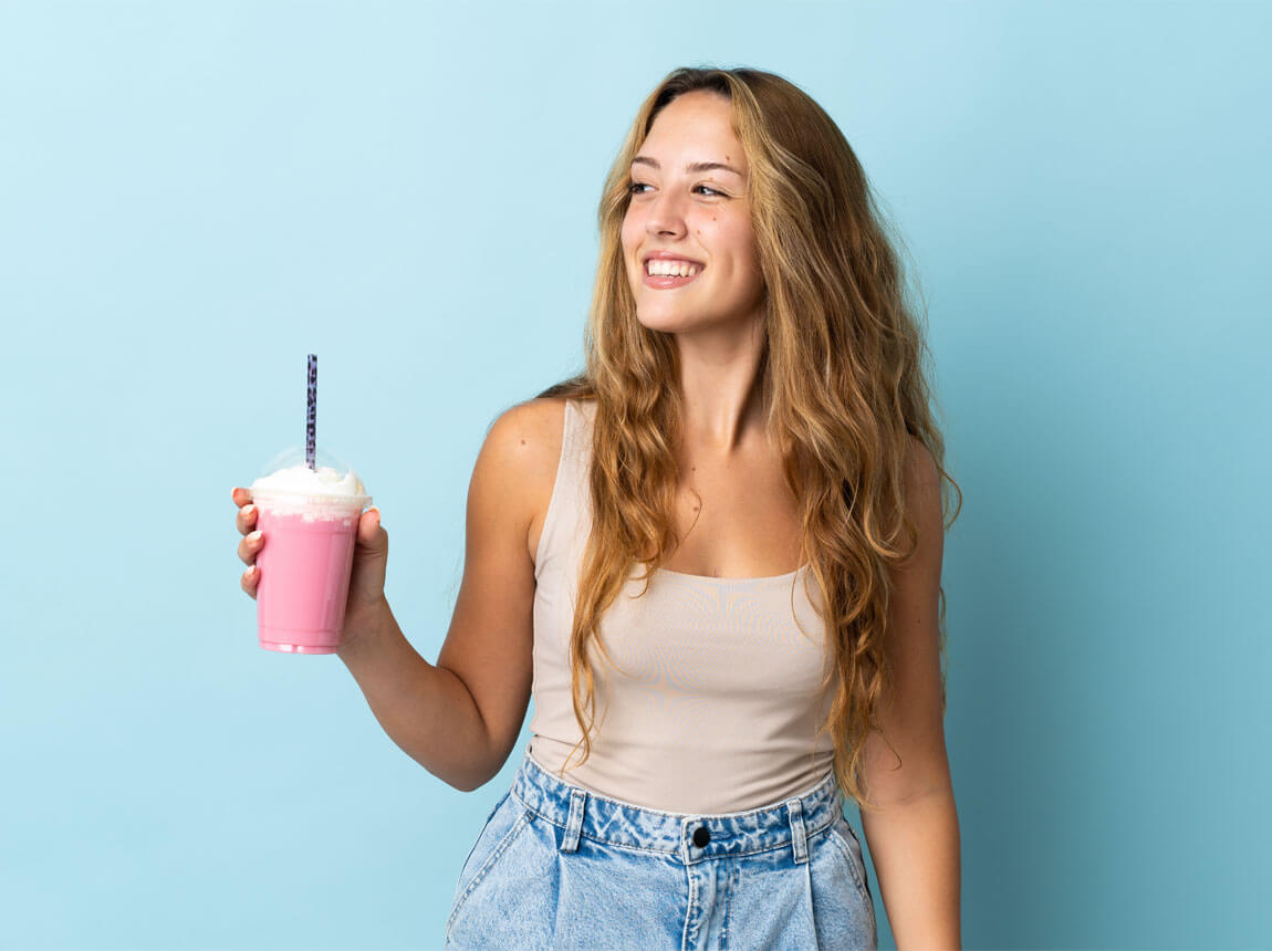 жінка з молочним шейком