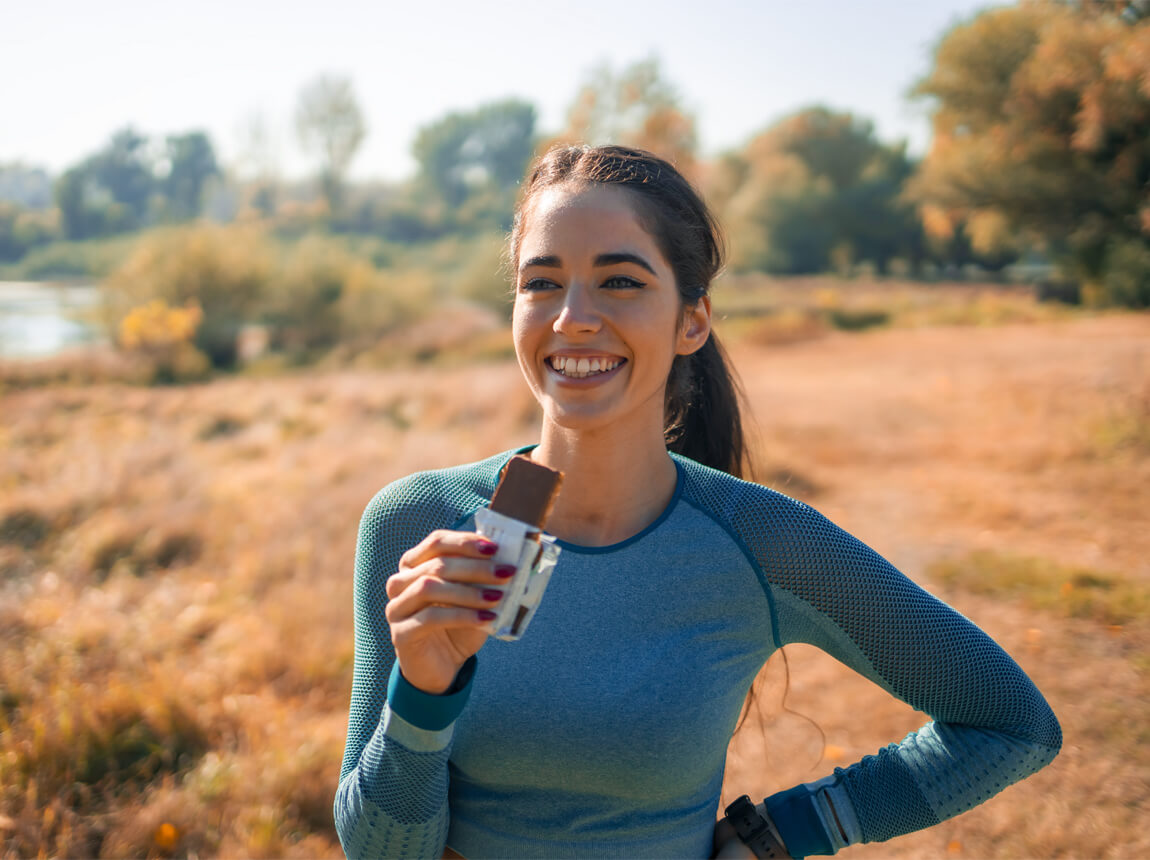 жінка з протеїновим батончиком - велотренування 