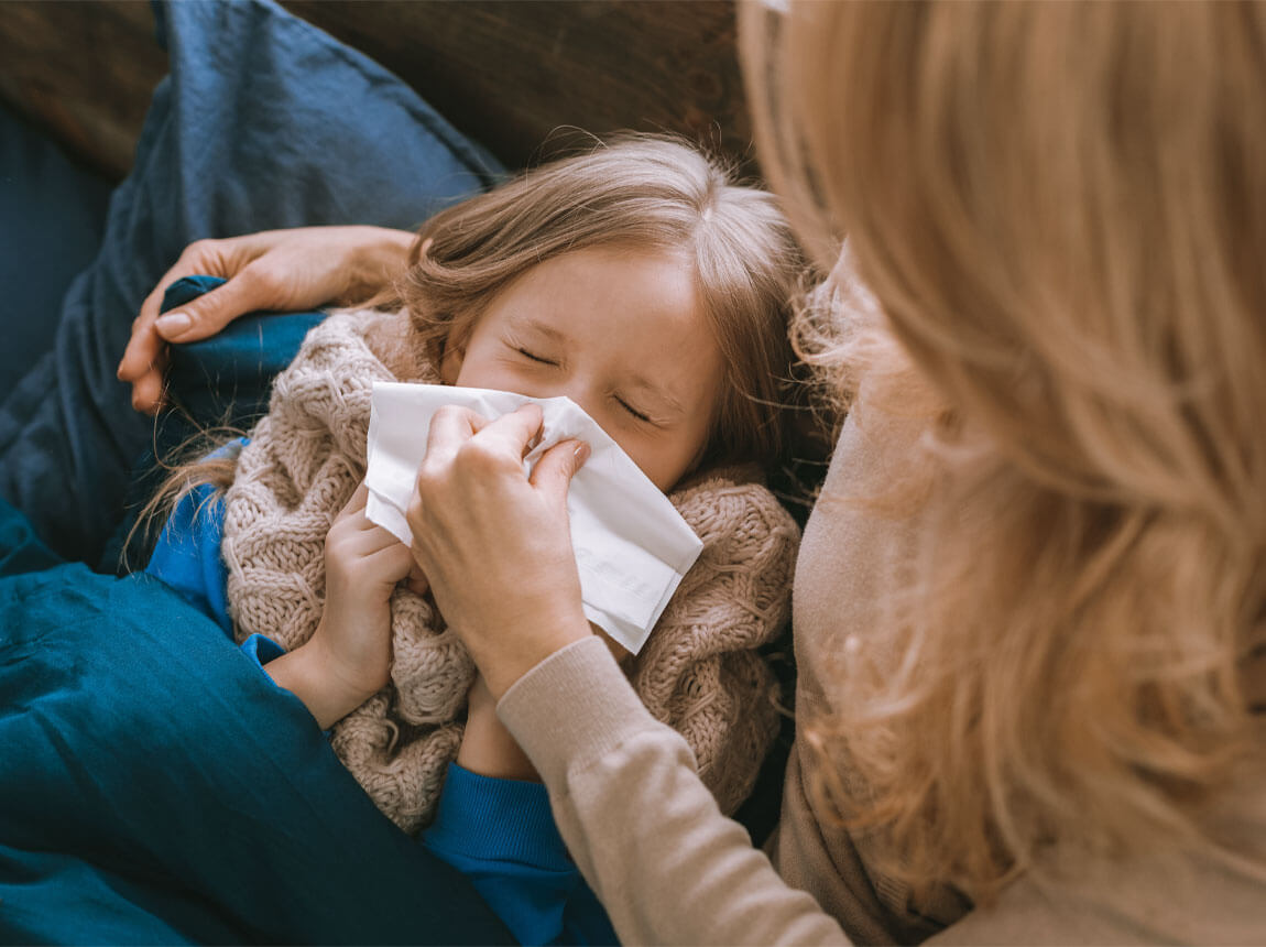 застуджена дівчинка з мамою
