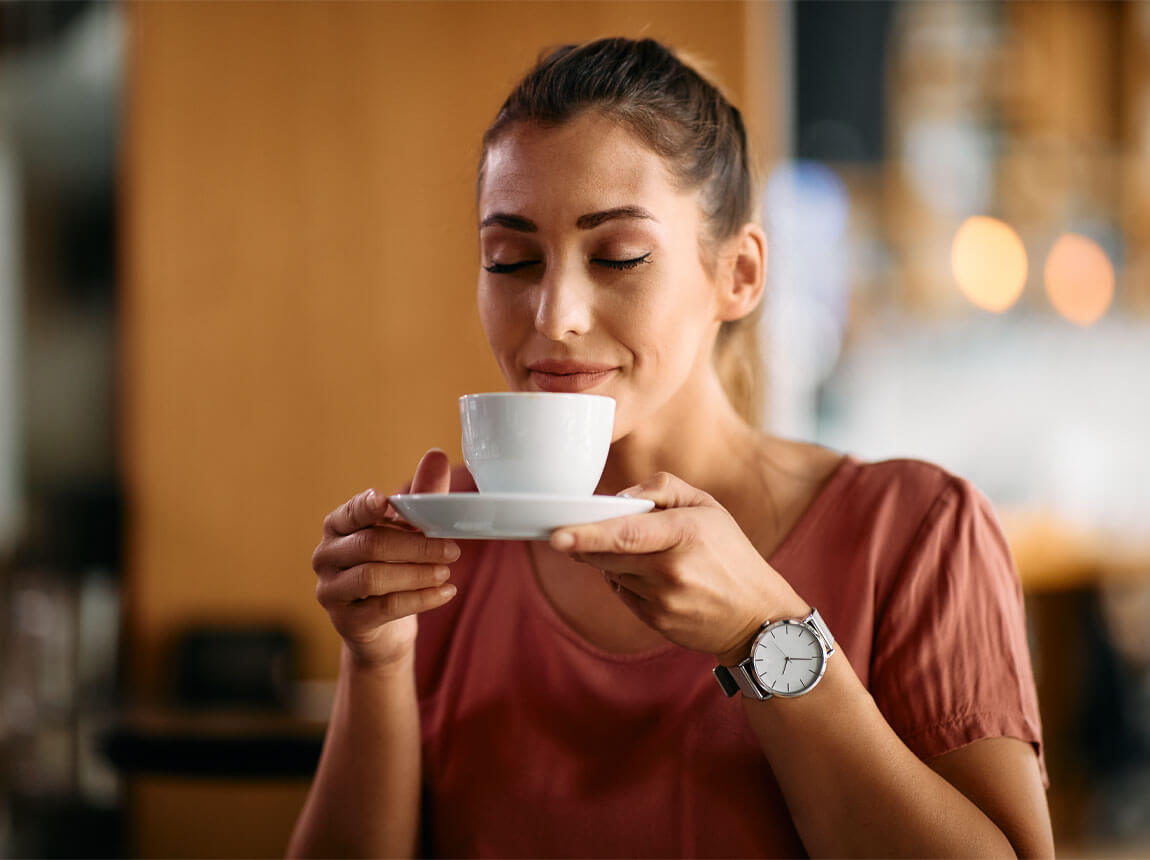 жінка з кавою