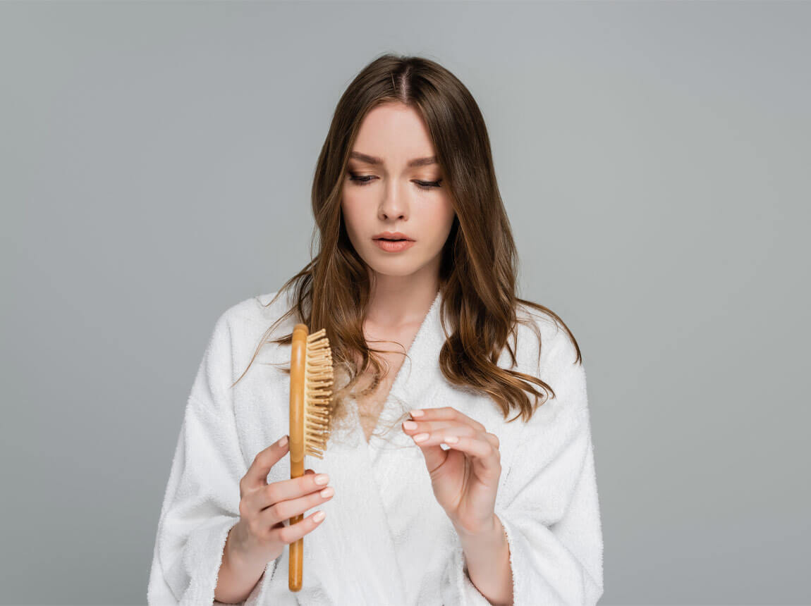 у жінок - дефіцит заліза, випадіння волосся 