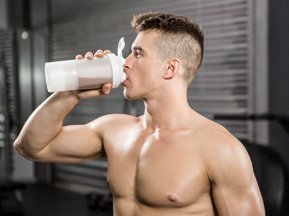 чоловік - протеїновий коктейль 