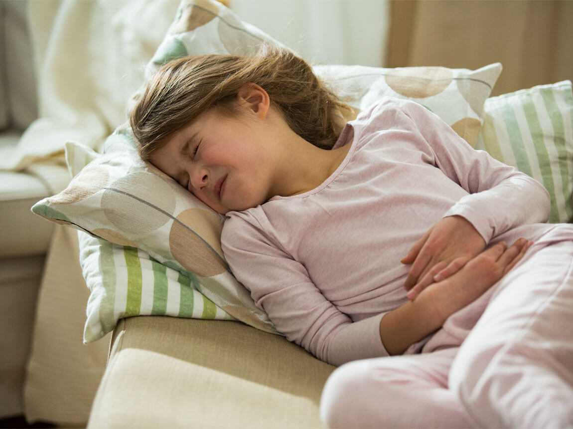 дівчинка - біль у животі