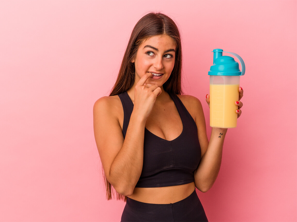 жінка - протеїновий коктейль 