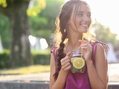 Чи корисно пити воду з лимоном натщесерце?