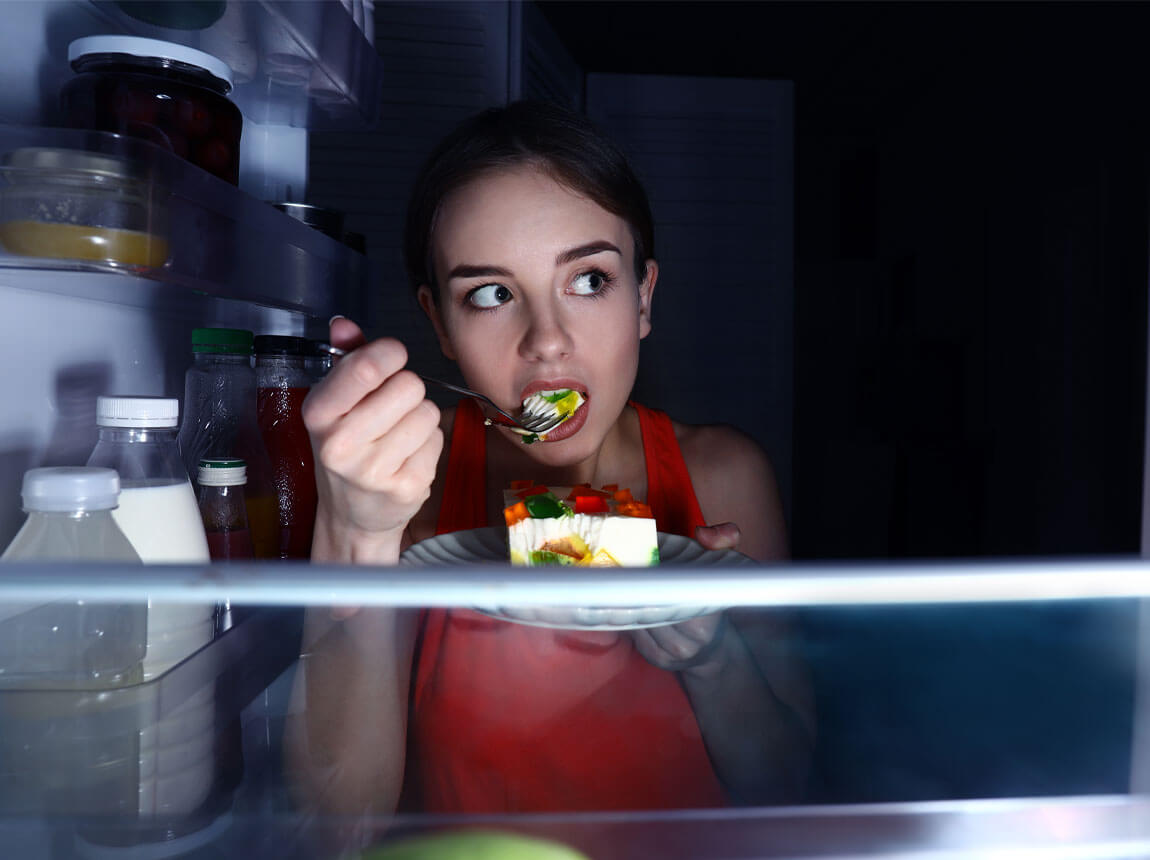 жінка біля холодильника - нічні перекуси