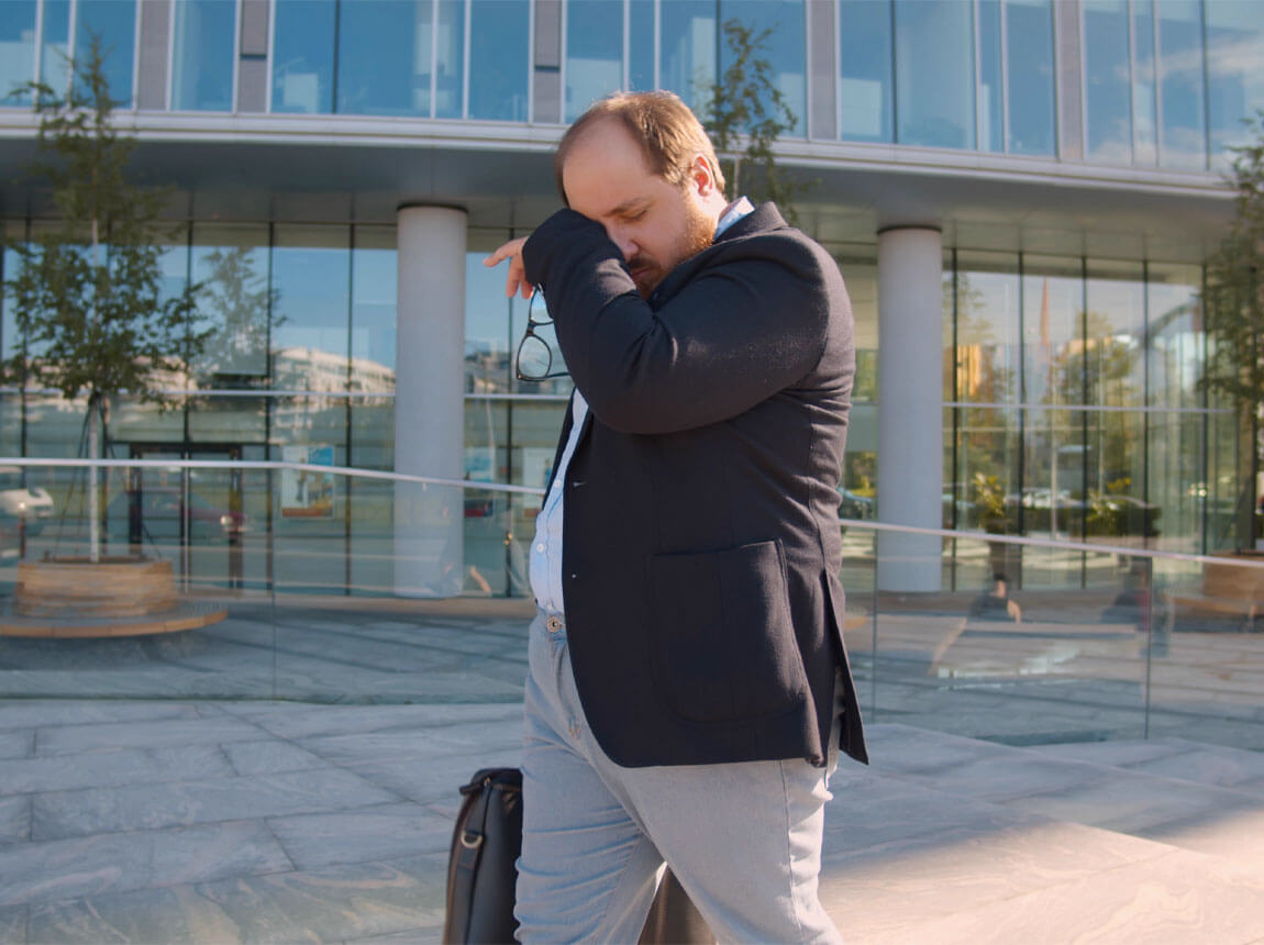 втомлений чоловік із зайвою вагою