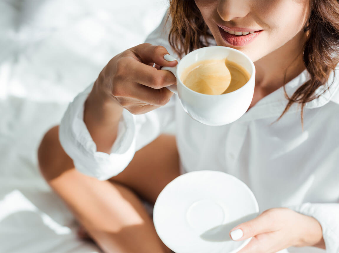 жінка з чашкою кави