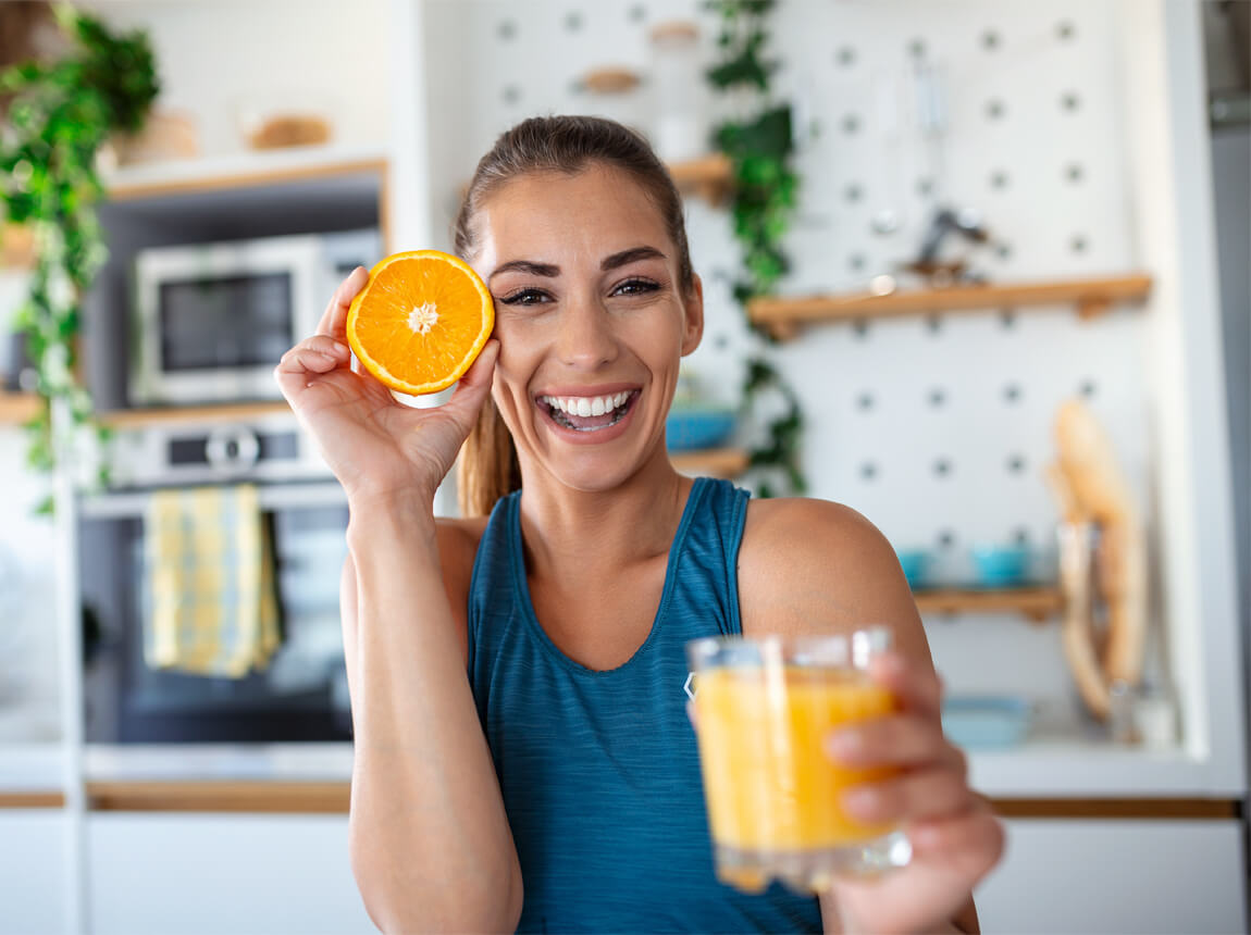 жінка з апельсиновим соком - вітамін С