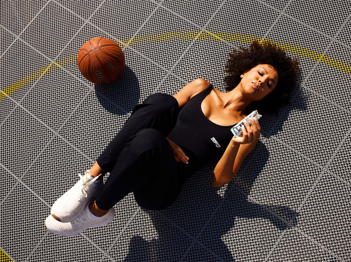 жінка - протеїнові батончики 