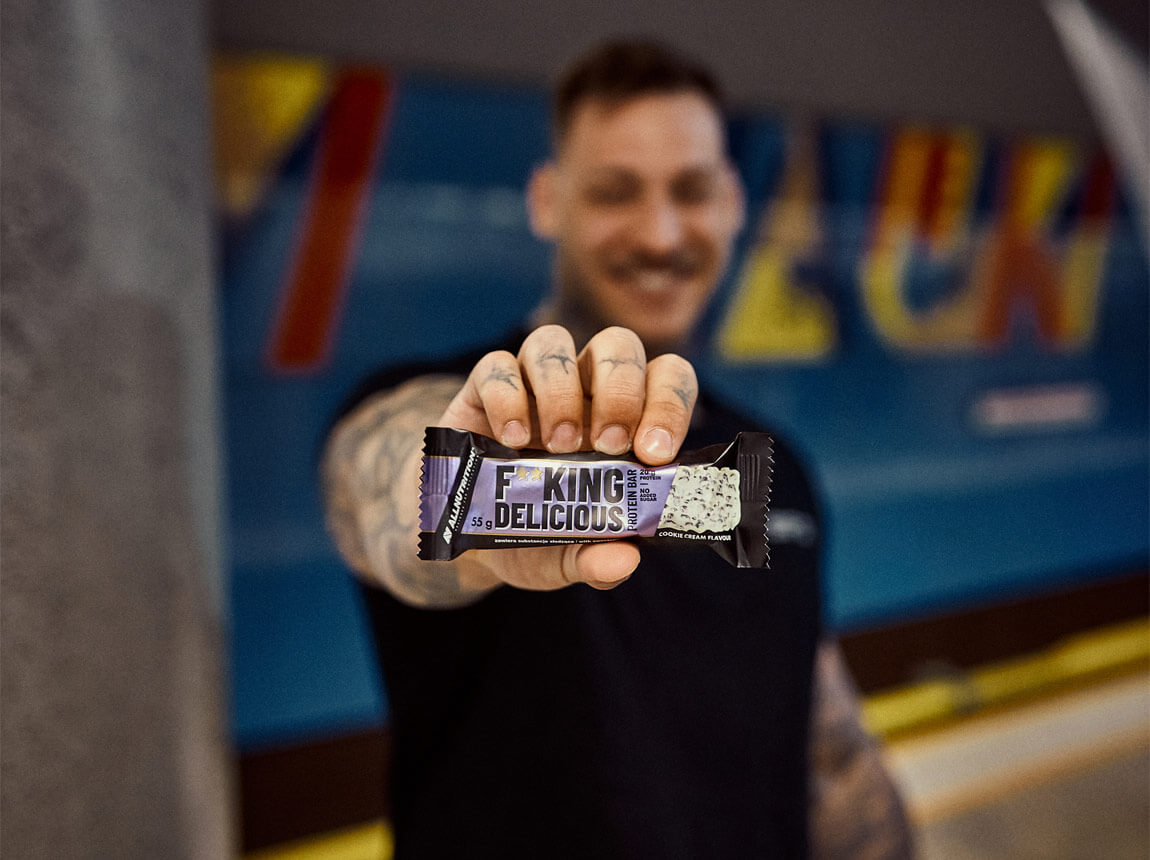 чоловік з протеїновим батончиком 