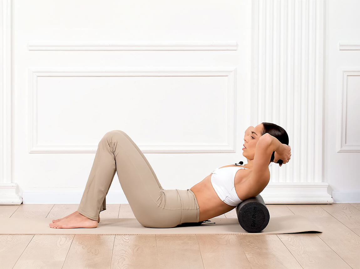 жінка з роликом &mdash; тренування, масаж, розкочування тіла