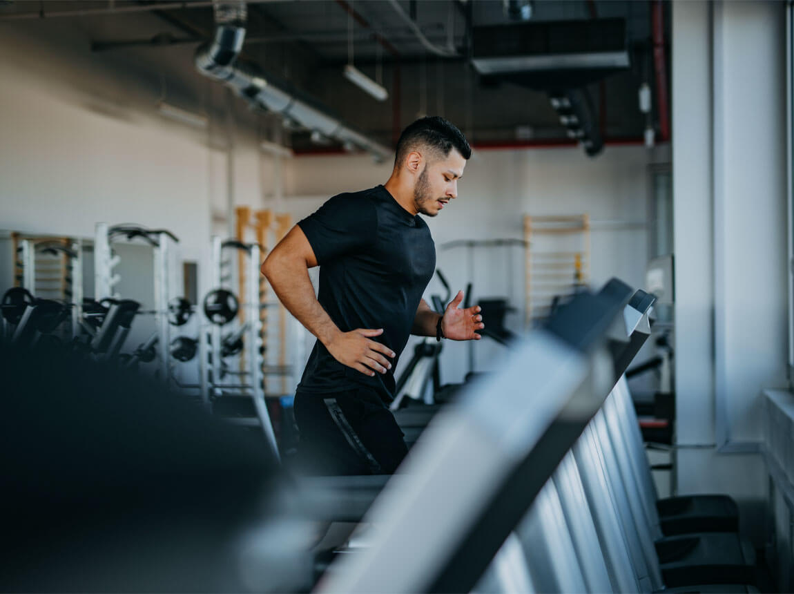 чоловік - біг на біговій доріжці