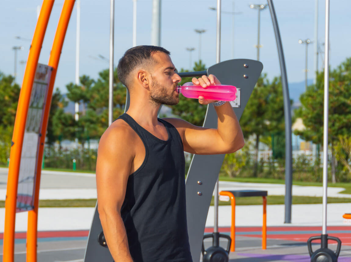 чоловік - напій з електролітами в спекотний день