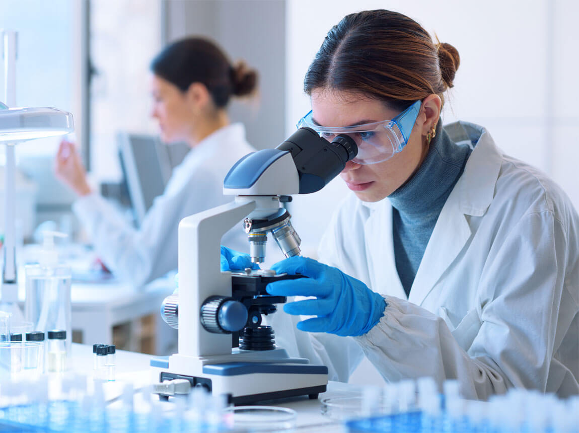 науковець у лабораторії