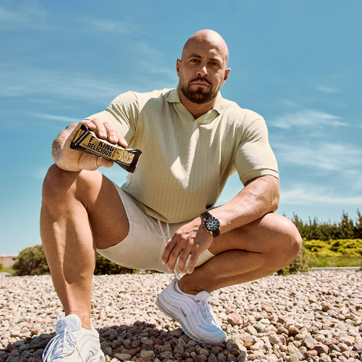 чоловік з протеїновим батончиком 
