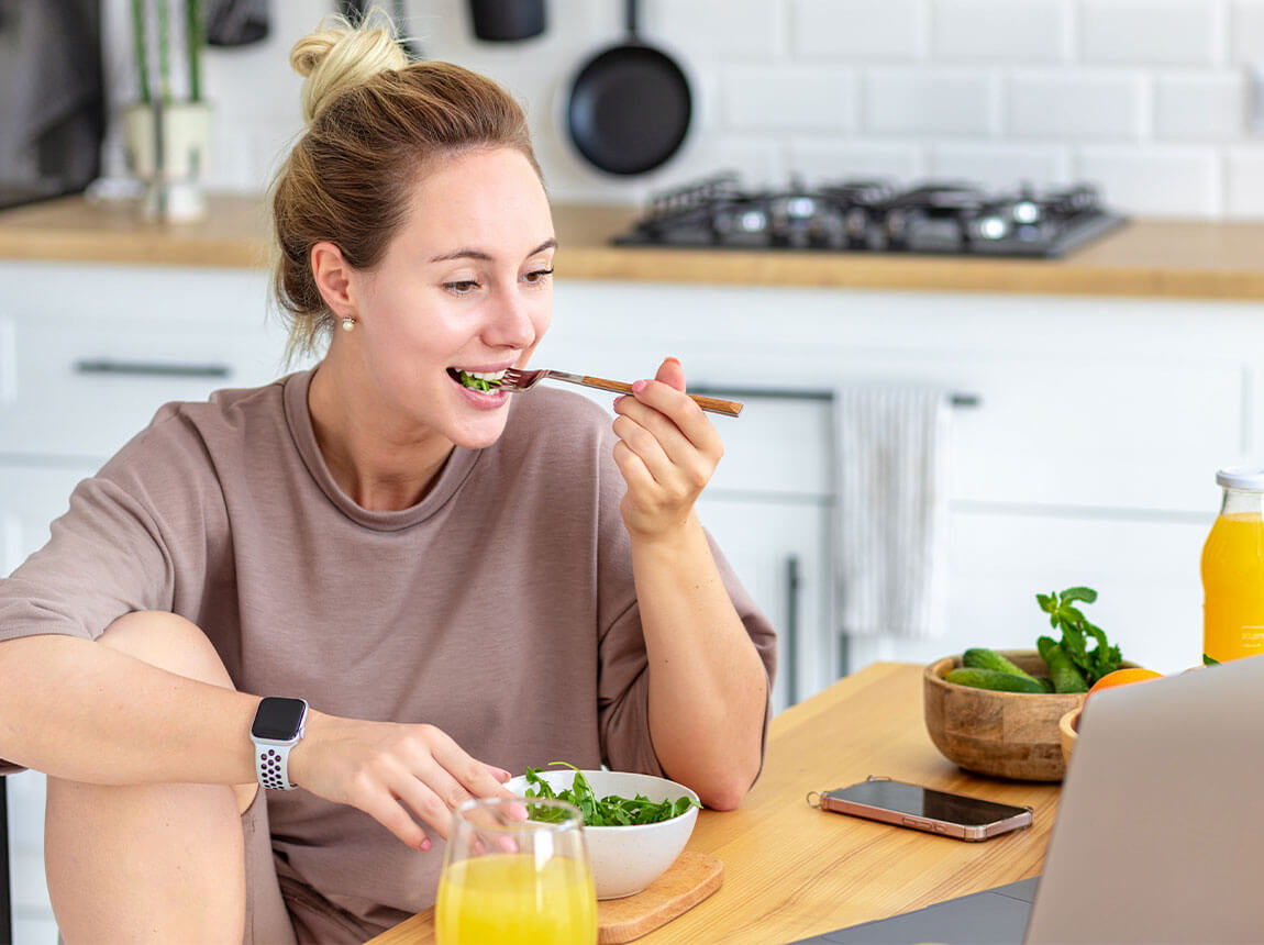 жінка - час прийому їжі